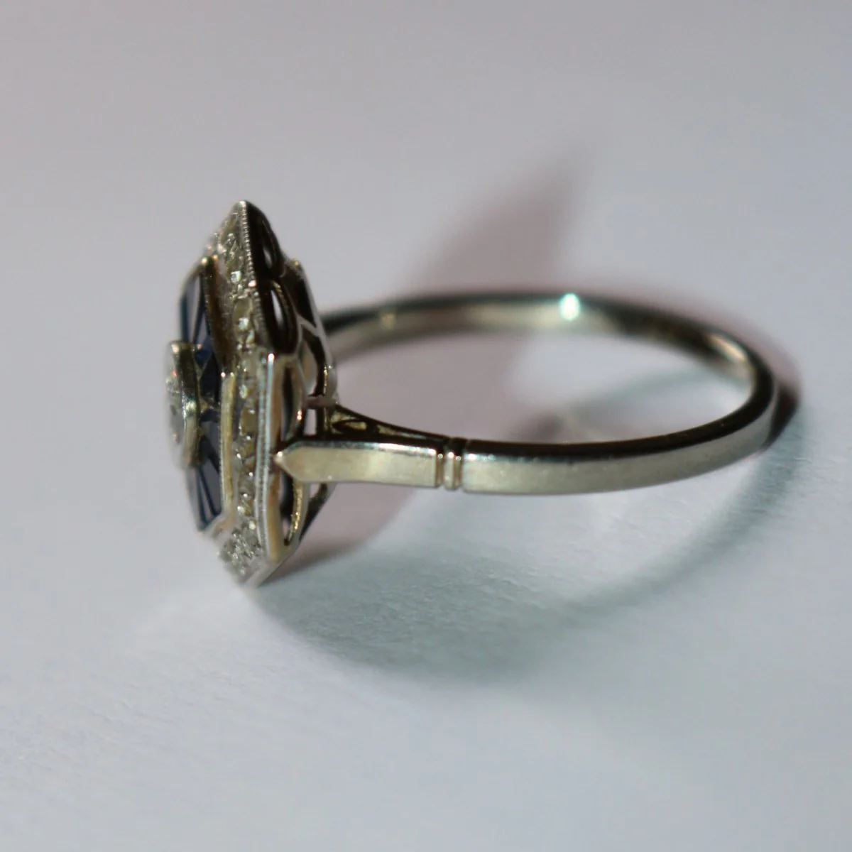 Bague Solitaire en or blanc, platine, saphirs et diamants - Image 3