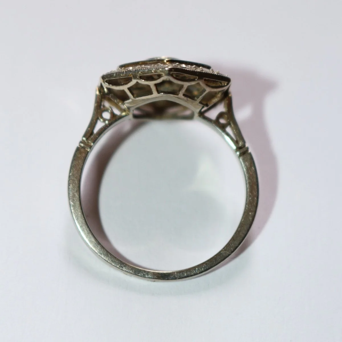 Bague Solitaire en or blanc, platine, saphirs et diamants - Image 4