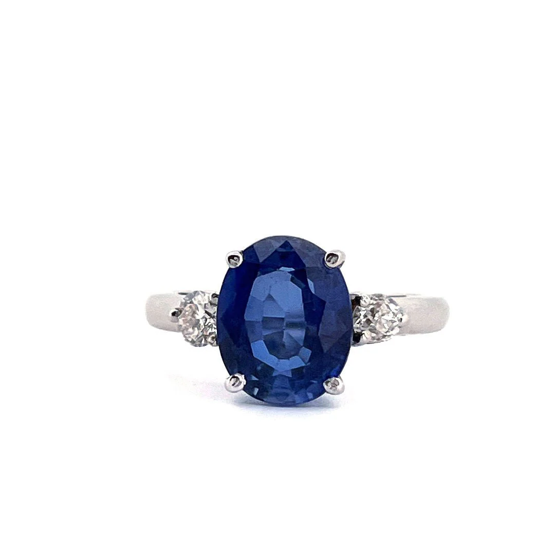 Bague Solitaire en or blanc et en saphir et diamants - Image 2