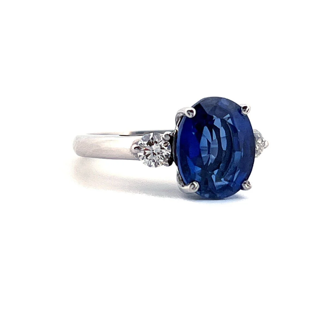 Bague Solitaire en or blanc et en saphir et diamants - Image 3
