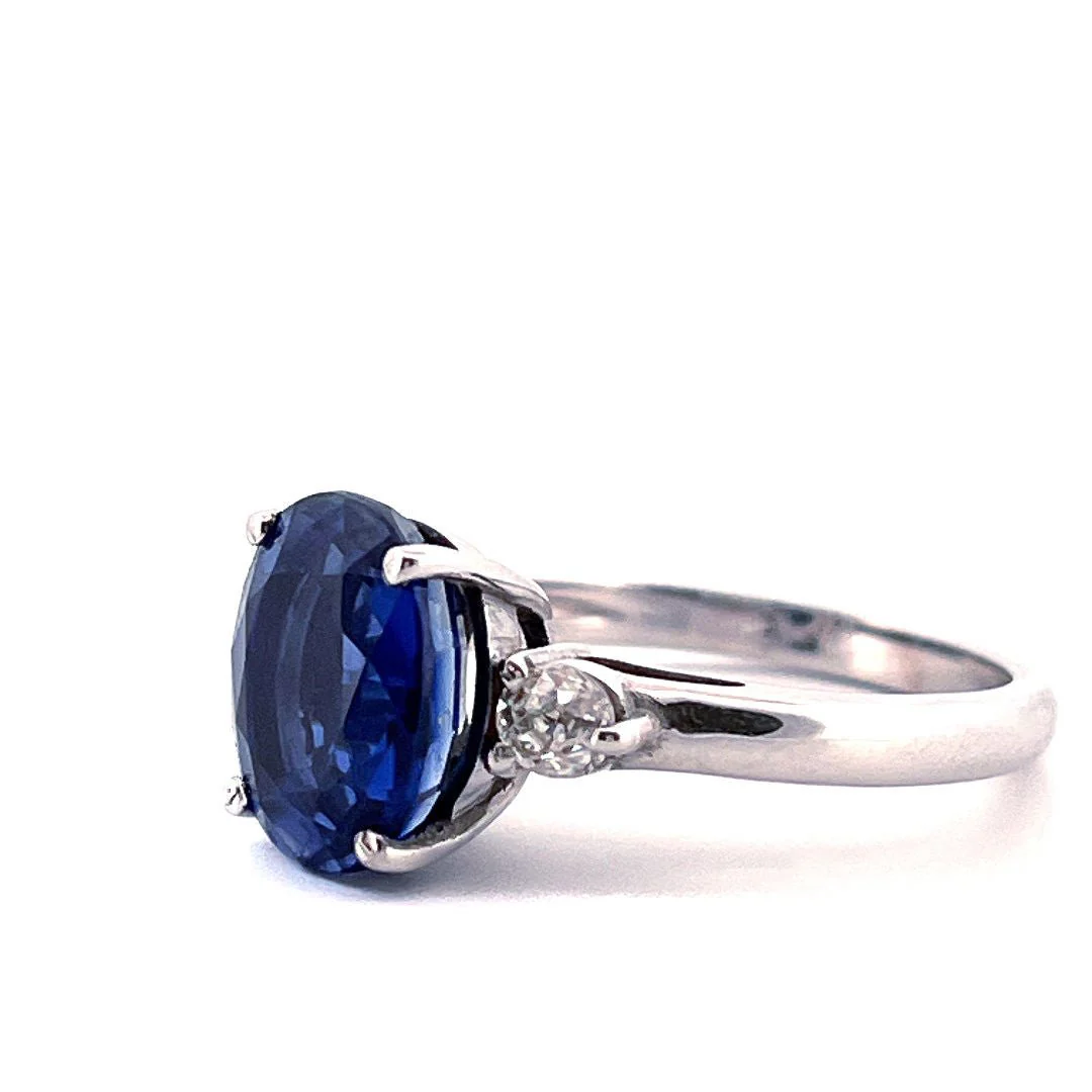 Bague Solitaire en or blanc et en saphir et diamants - Image 4