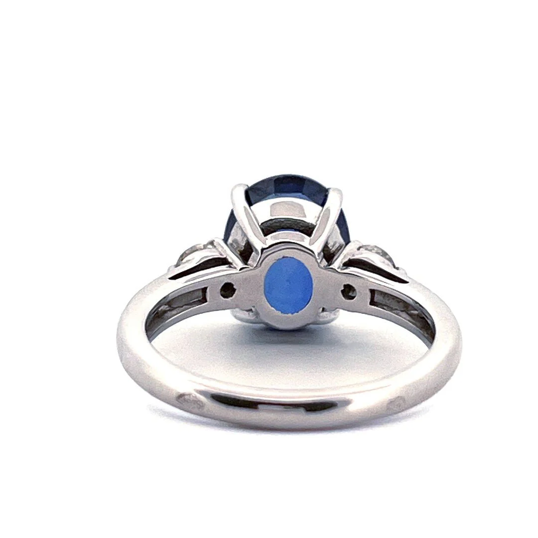 Bague Solitaire en or blanc et en saphir et diamants - Image 5