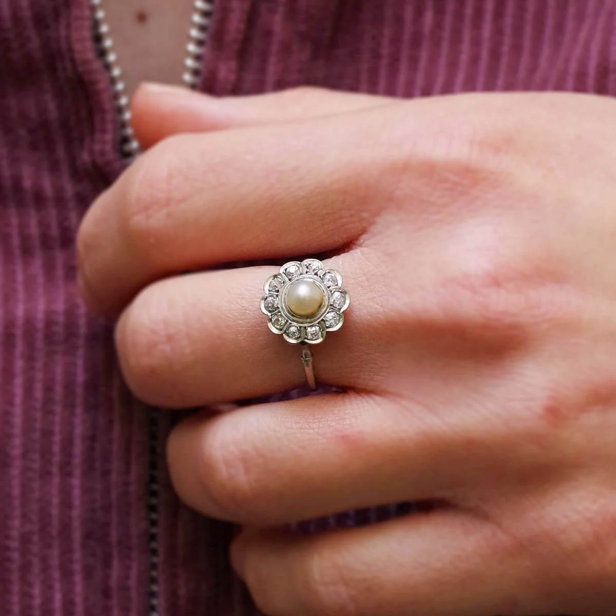 Bague Marguerite en platine, perle et diamants - Image 2