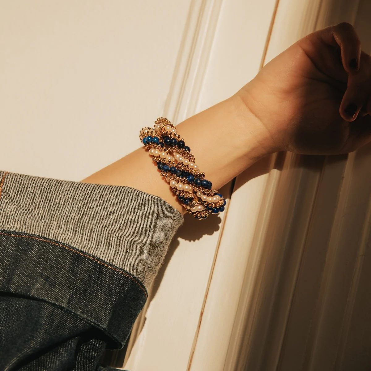 Bracelet VAN CLEEF & ARPELS "Twist" en or jaune, perles et lapis-lazuli - Image 2