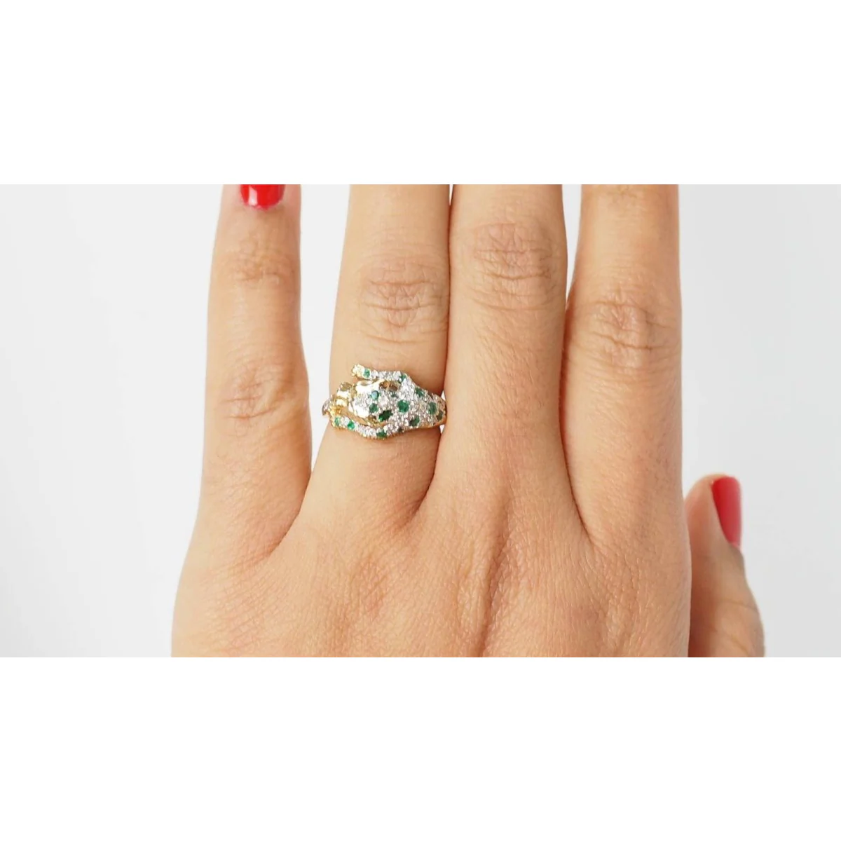 Bague Panthère en or jaune, rubis, émeraudes et diamants - Image 2