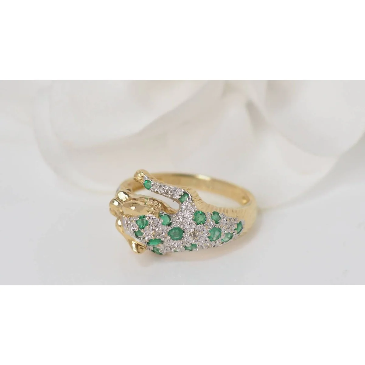 Bague Panthère en or jaune, rubis, émeraudes et diamants - Image 3
