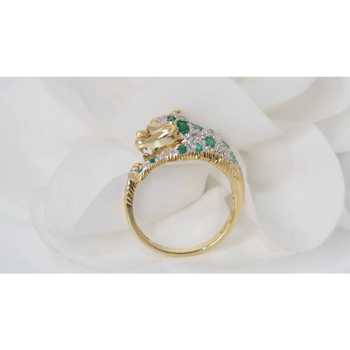 Bague Panthère en or jaune, rubis, émeraudes et diamants - Image 8