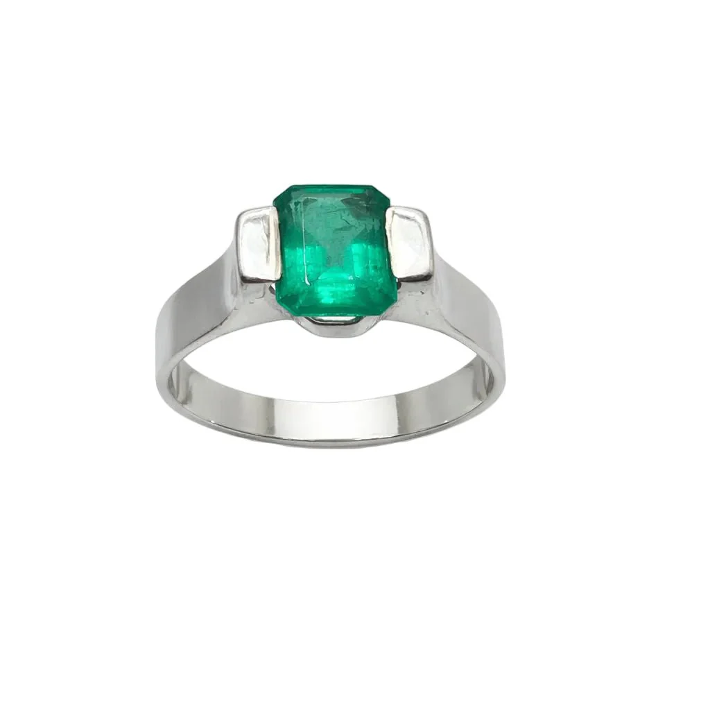 Bague en or blanc et émeraude