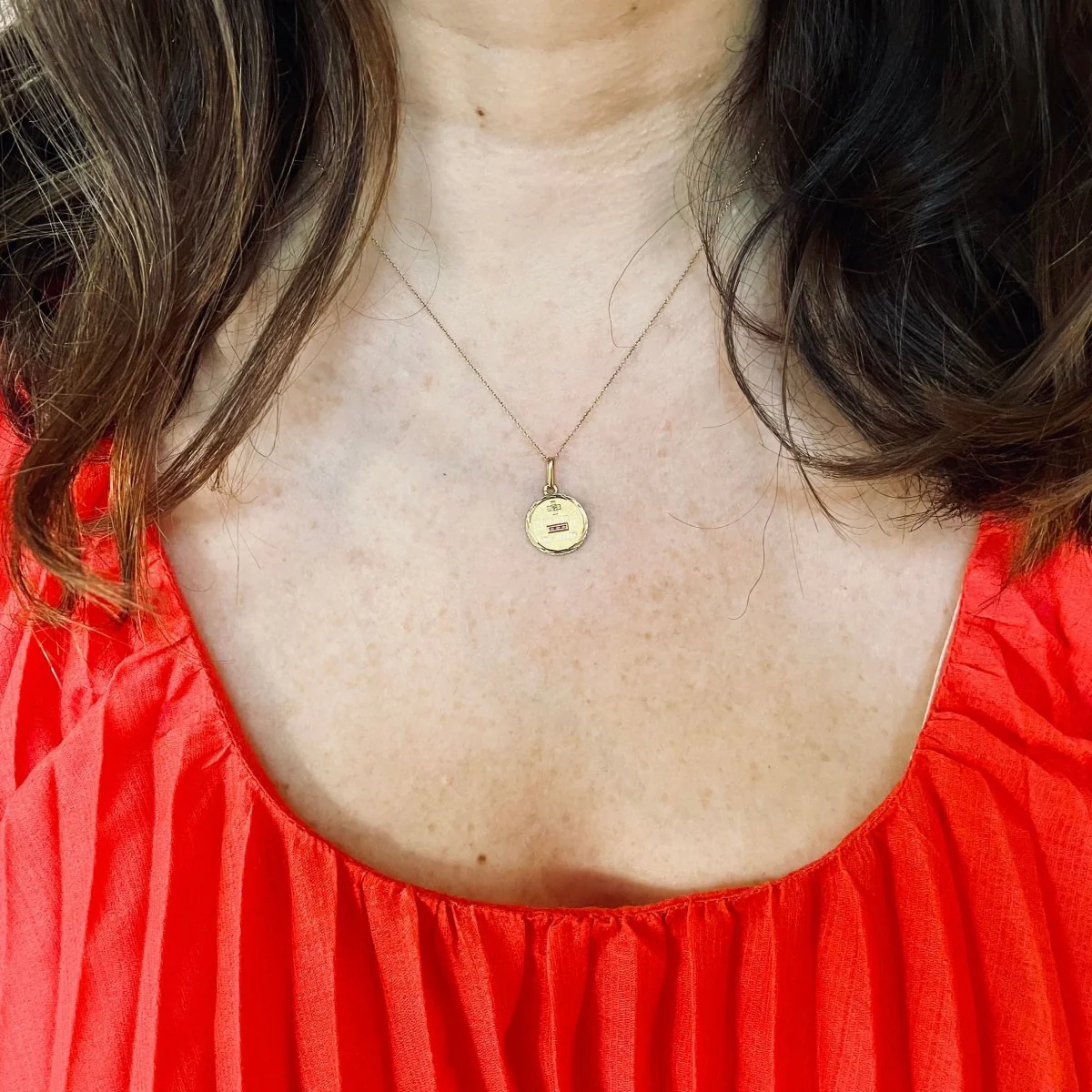Médaille d'amour AUGIS ronde "Plus qu'hier moins que demain" - Image 2