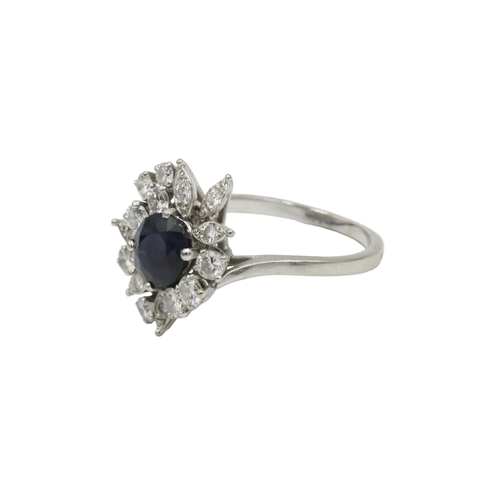 Bague Cocktail en or blanc, saphir et diamants - Image 3
