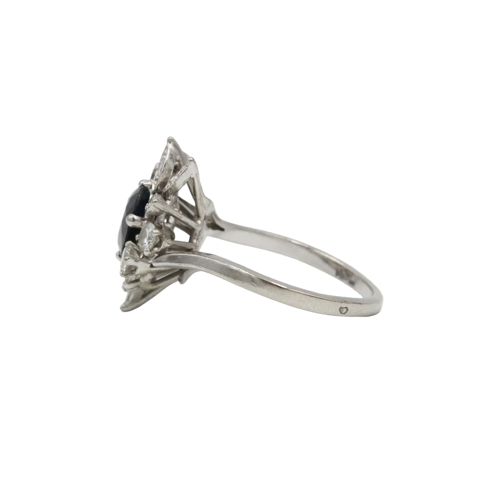 Bague Cocktail en or blanc, saphir et diamants - Image 4