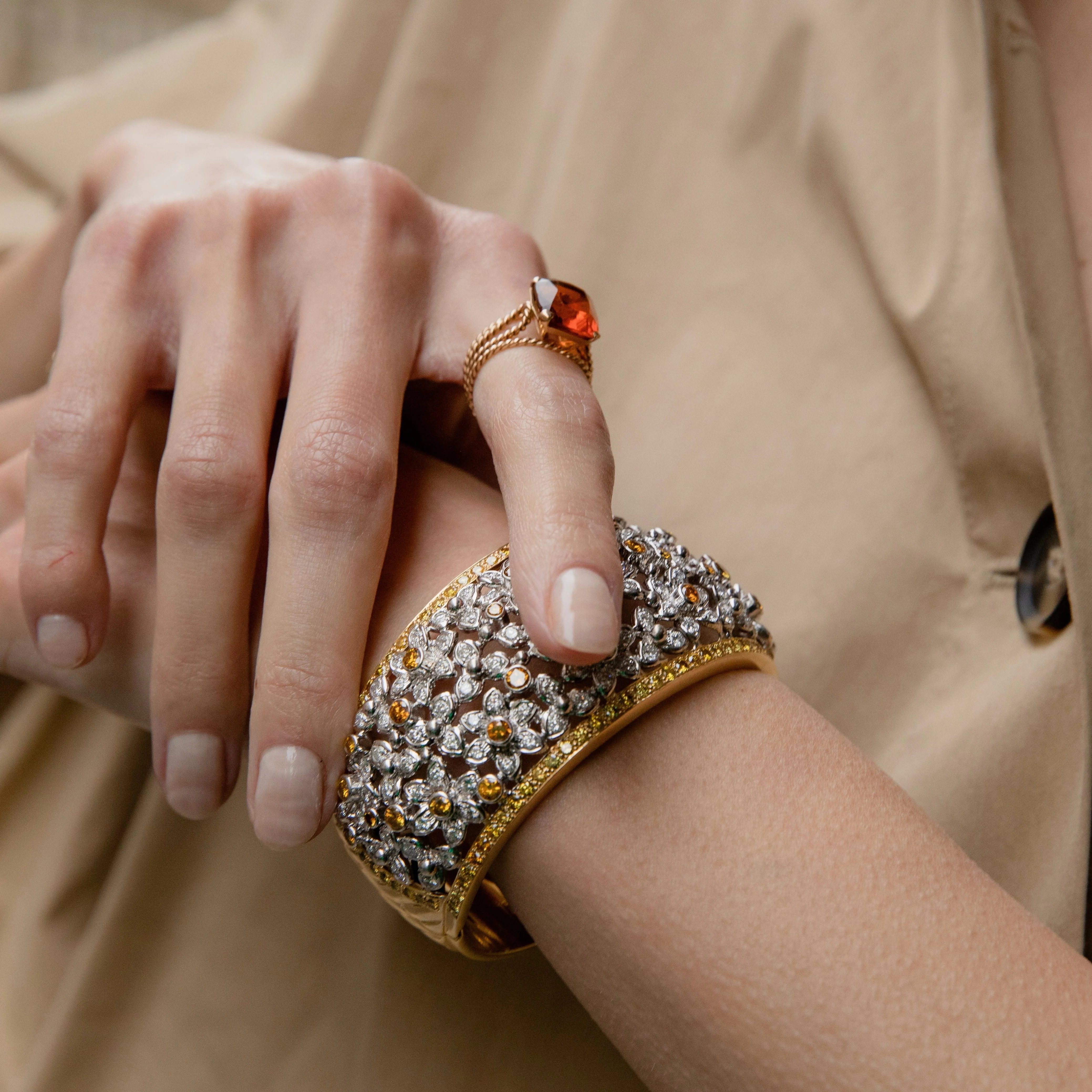 Bracelet Manchette en or jaune et diamants - Image 2
