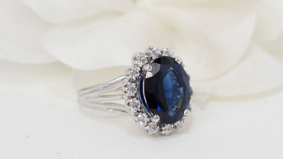 Bague entourage en or blanc, saphir et diamants - Image 3