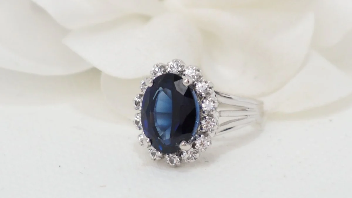 Bague entourage en or blanc, saphir et diamants - Image 4