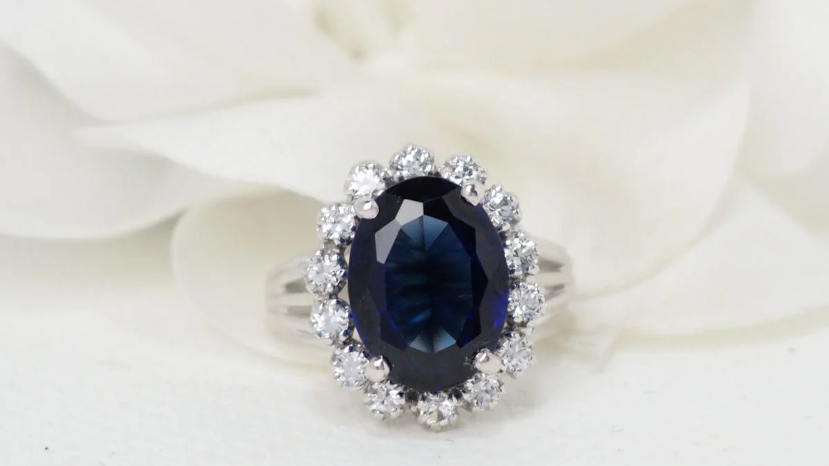Bague entourage en or blanc, saphir et diamants - Image 5