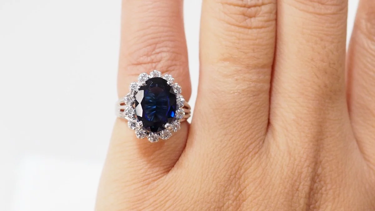 Bague entourage en or blanc, saphir et diamants - Image 6