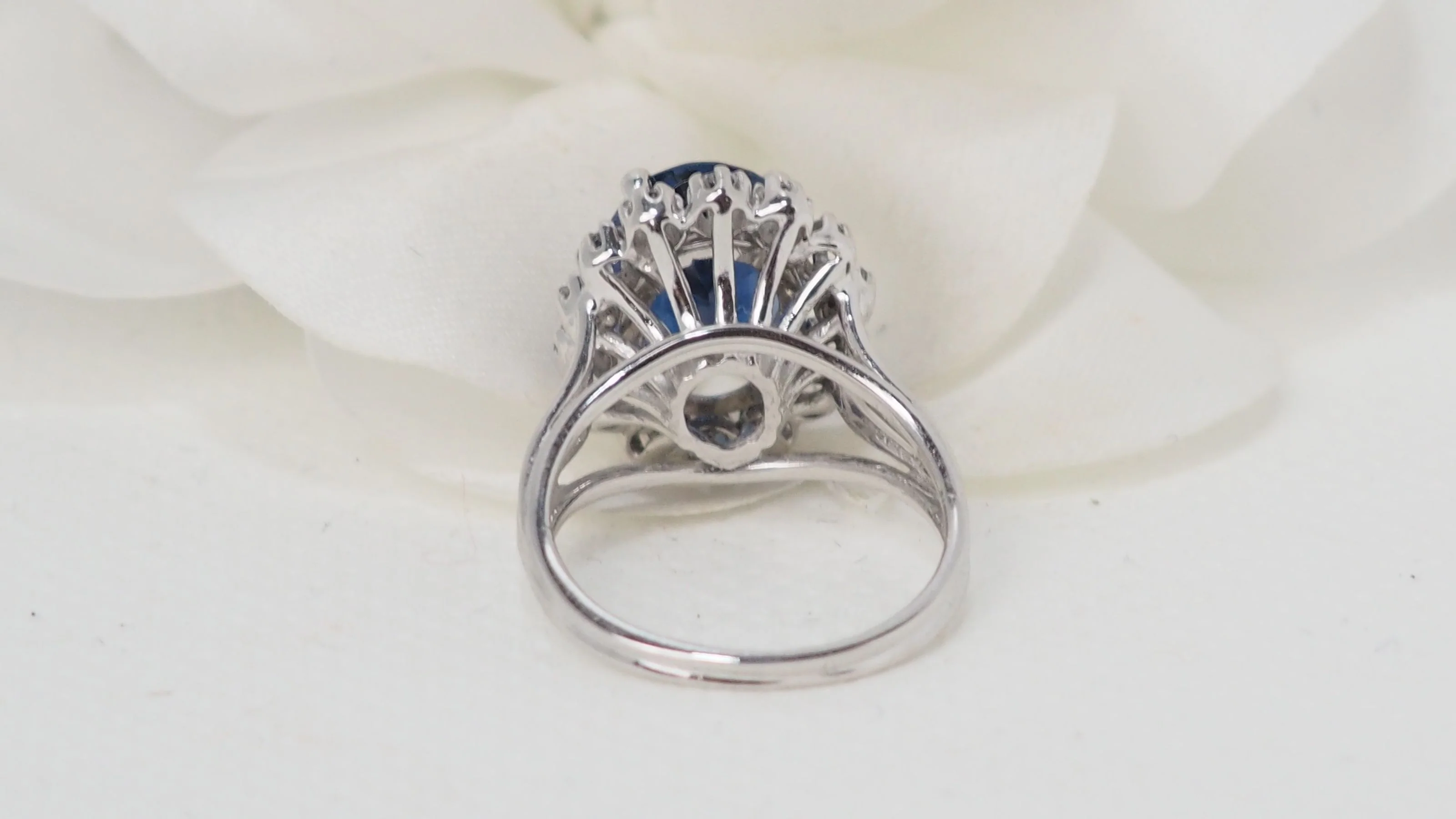 Bague entourage en or blanc, saphir et diamants - Image 7