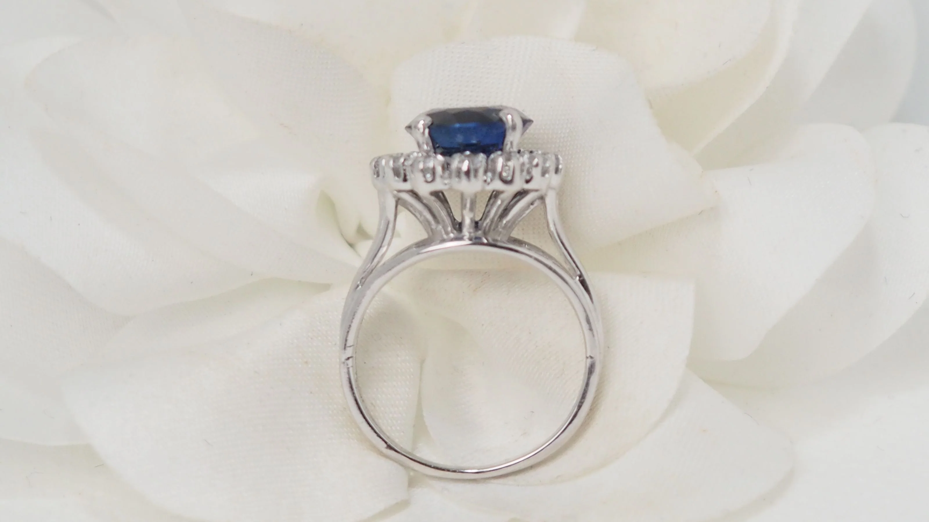 Bague entourage en or blanc, saphir et diamants - Image 8