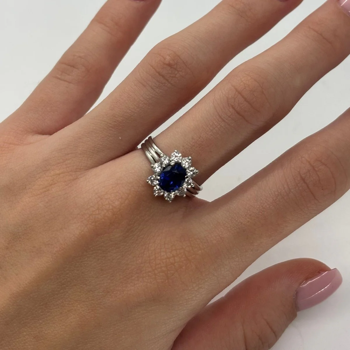 Bague Marguerite en or blanc, saphir et diamants - Image 2