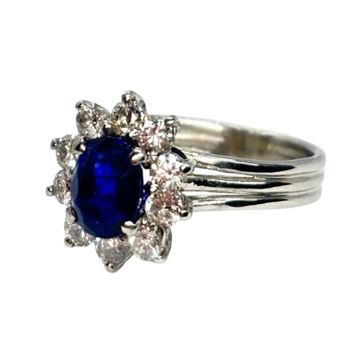 Bague Marguerite en or blanc, saphir et diamants - Image 3