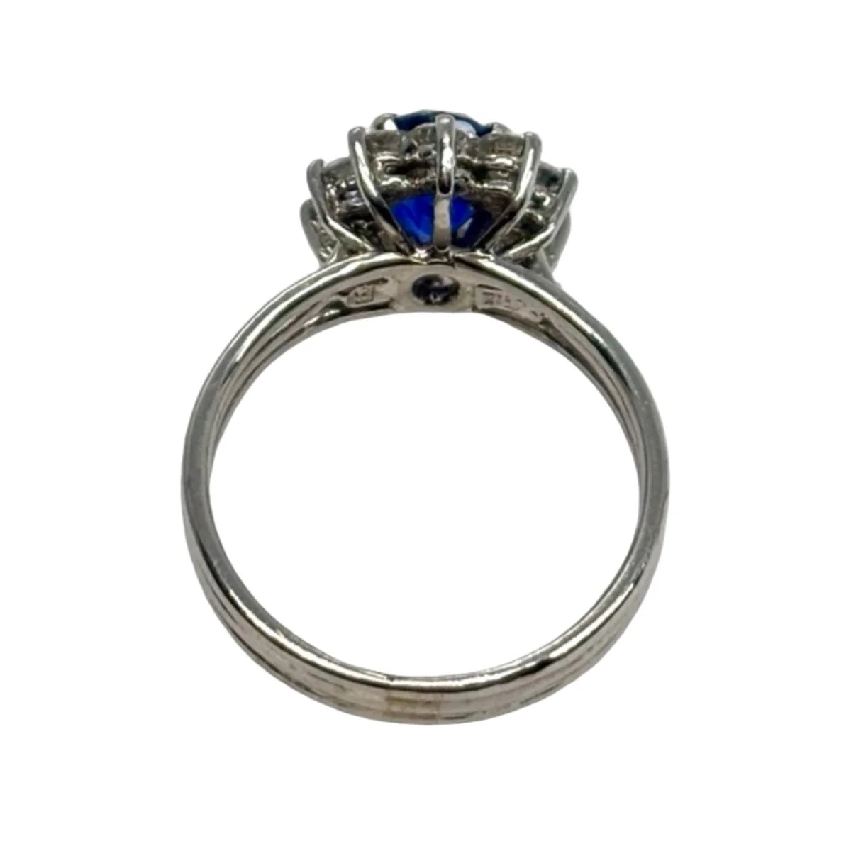 Bague Marguerite en or blanc, saphir et diamants - Image 4