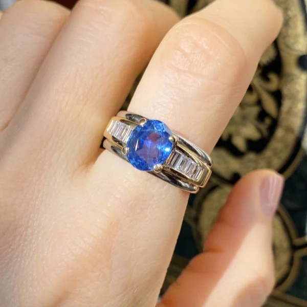 Bague en or jaune et blanc, saphir et diamants - Image 2