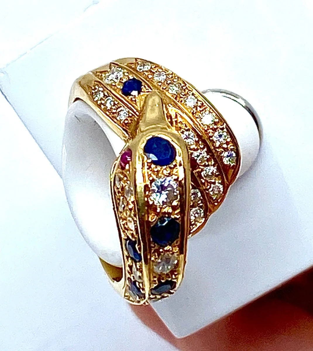 Bague dauphin en or jaune 18 carats ,saphirs ,diamants et rubis - Image 13