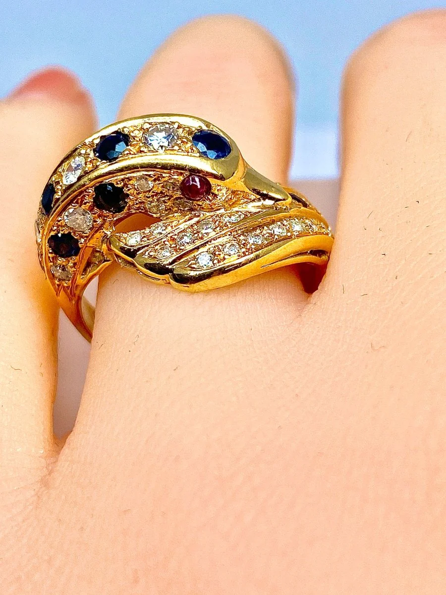 Bague dauphin en or jaune 18 carats ,saphirs ,diamants et rubis - Image 17