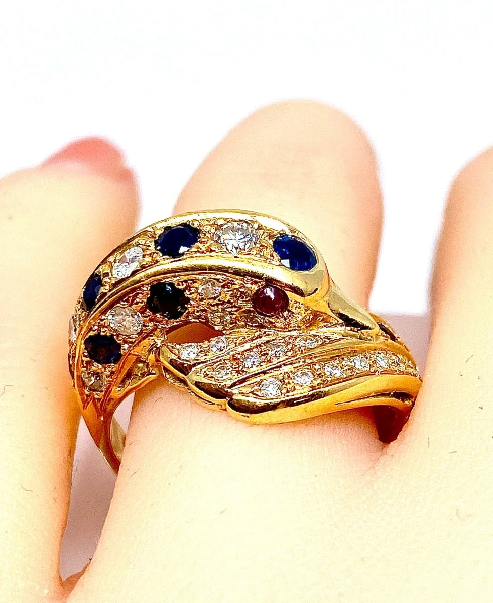 Bague dauphin en or jaune 18 carats ,saphirs ,diamants et rubis - Image 18