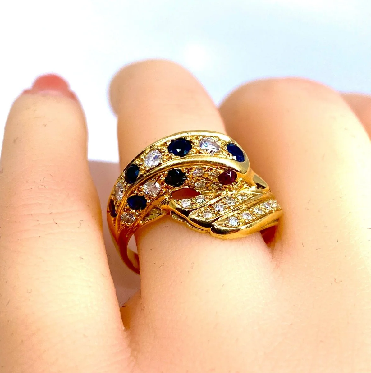 Bague dauphin en or jaune 18 carats ,saphirs ,diamants et rubis - Image 3