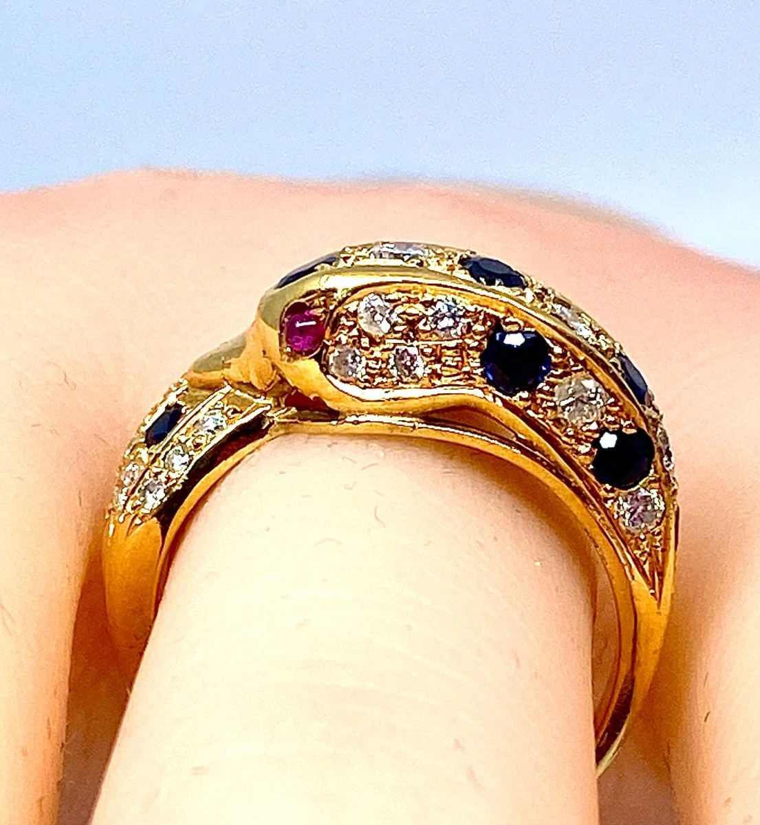 Bague dauphin en or jaune 18 carats ,saphirs ,diamants et rubis - Image 6