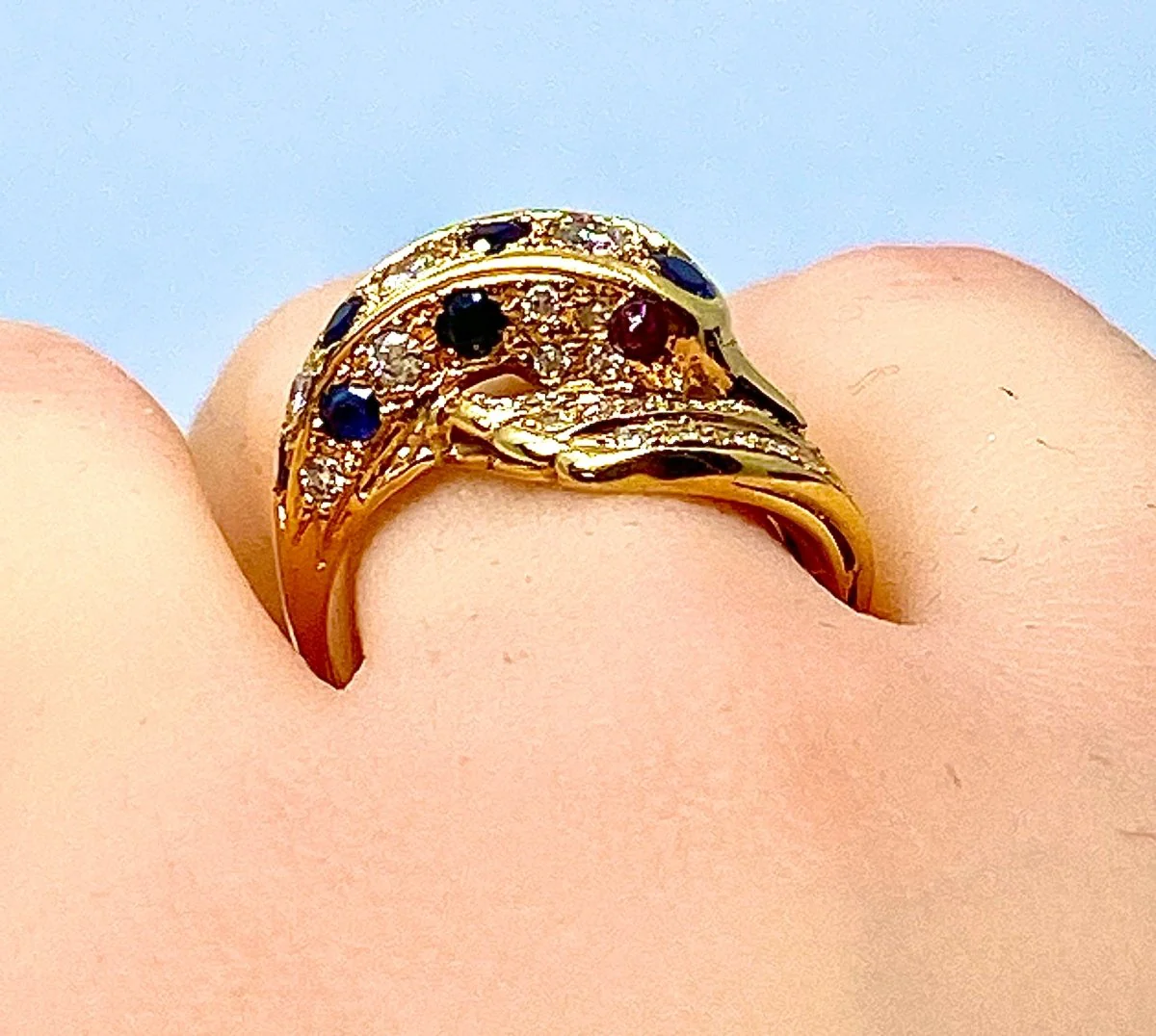 Bague dauphin en or jaune 18 carats ,saphirs ,diamants et rubis - Image 9