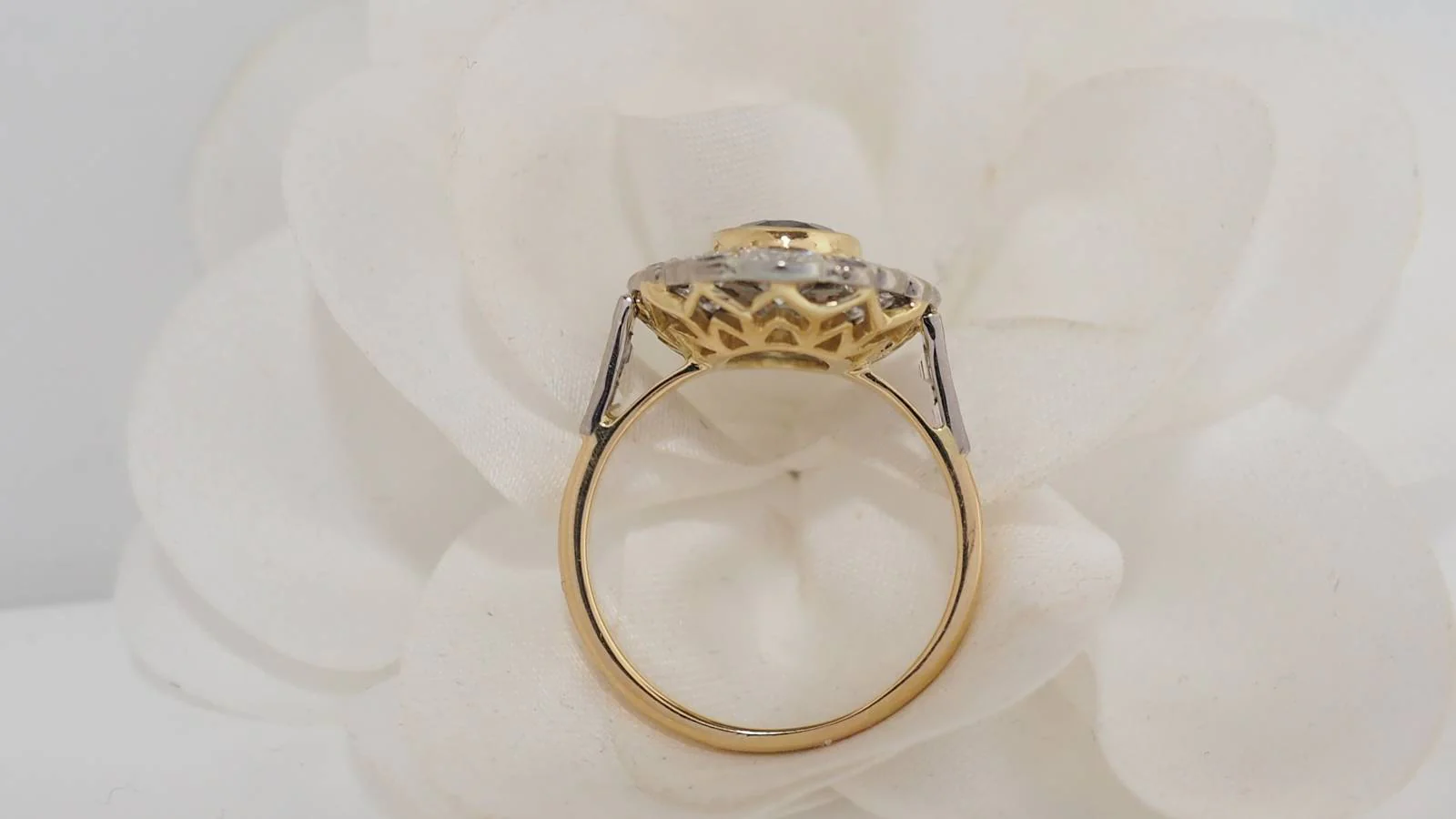 Bague pompadour en or bicolore, saphir et diamants - Image 8