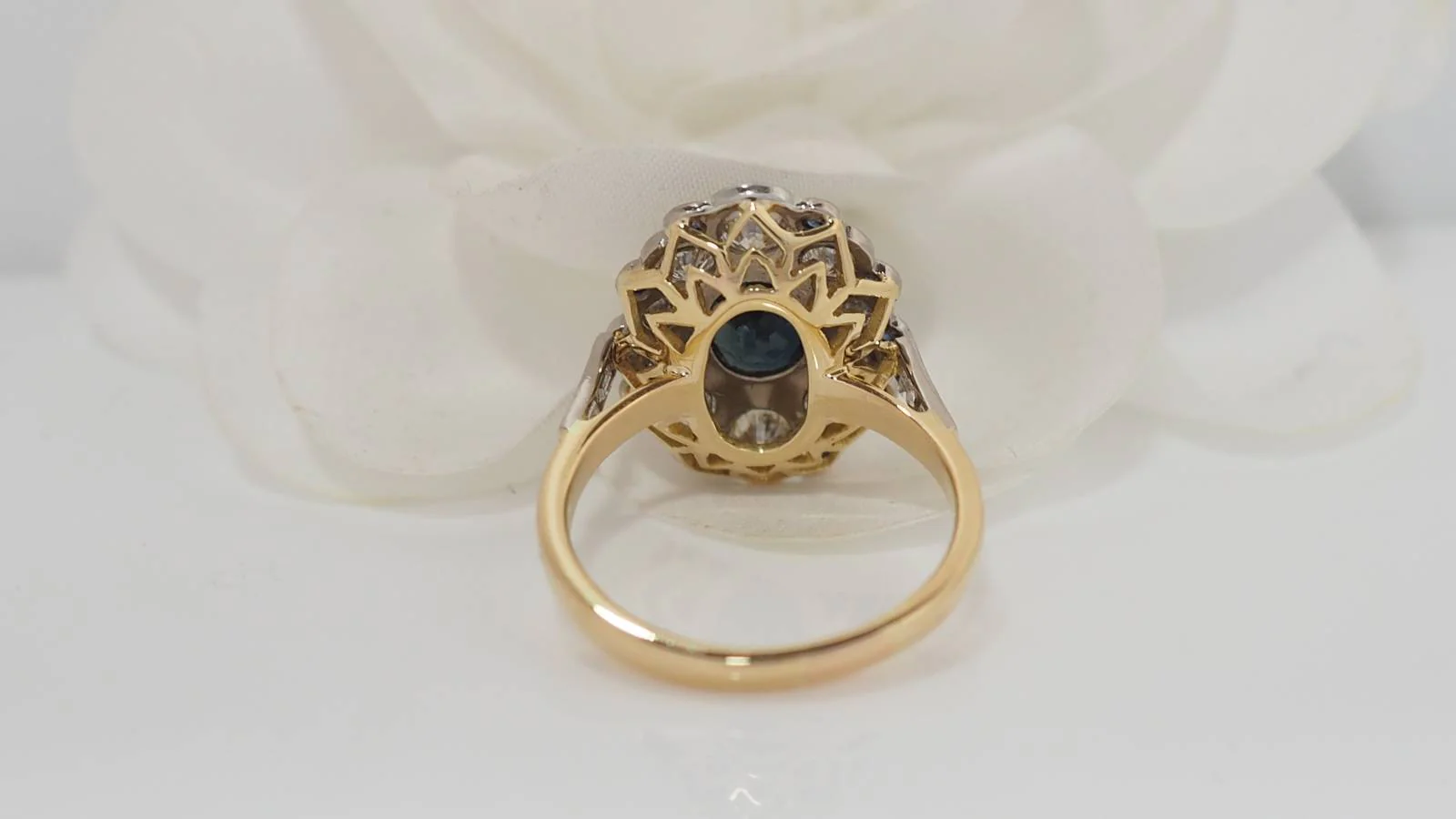 Bague pompadour en or bicolore, saphir et diamants - Image 9