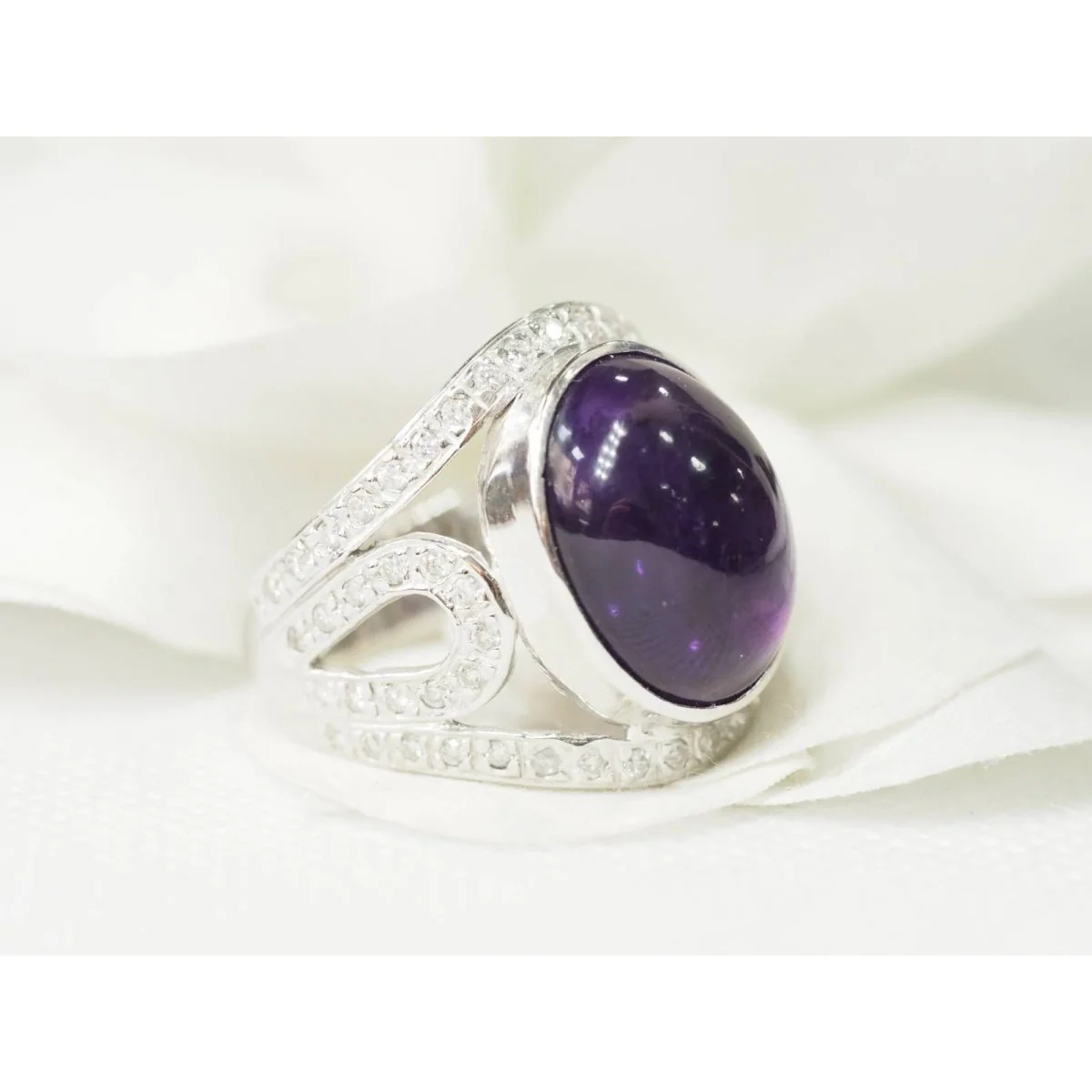 Bague en or gris, améthyste cabochon et pavage de diamants - Image 2