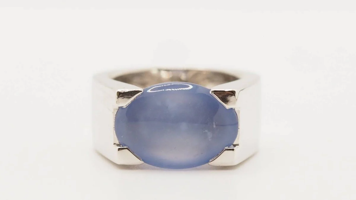 Bague cartier en or blanc et Calcédoine