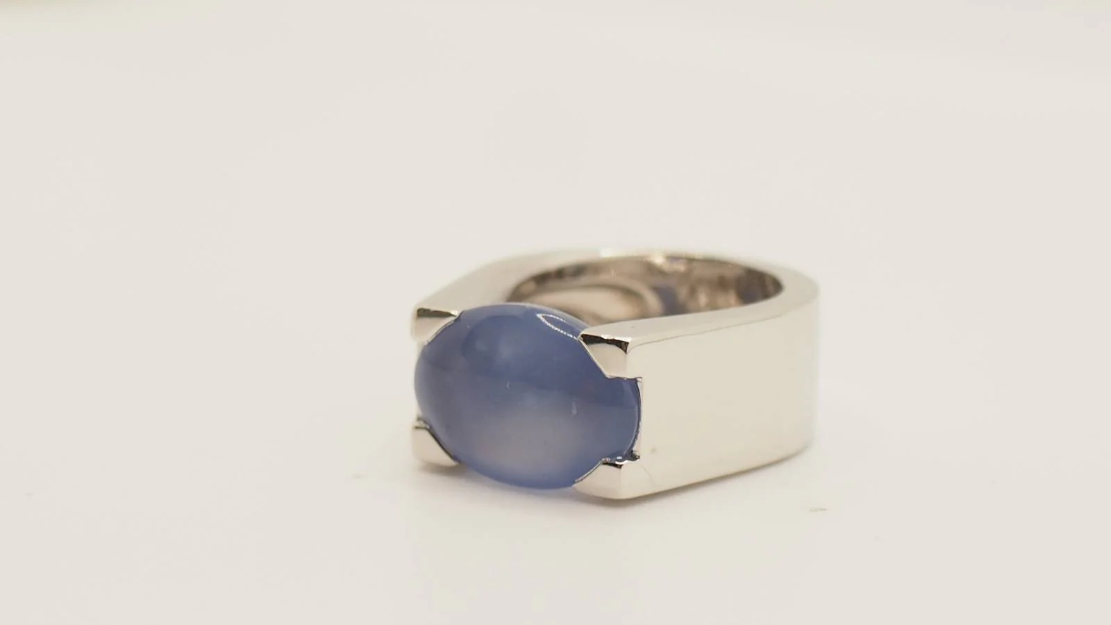 Bague cartier en or blanc et Calcédoine - Image 4