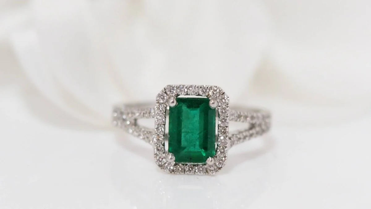Bague en or blanc émeraude et diamants