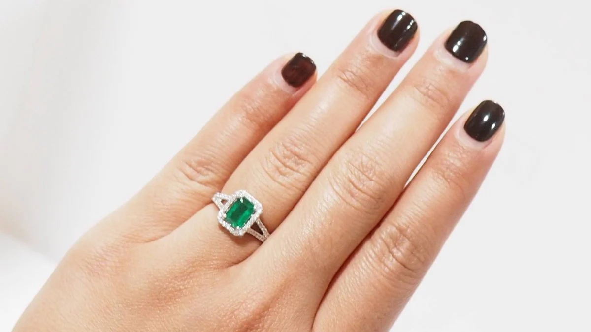 Bague en or blanc émeraude et diamants - Image 2