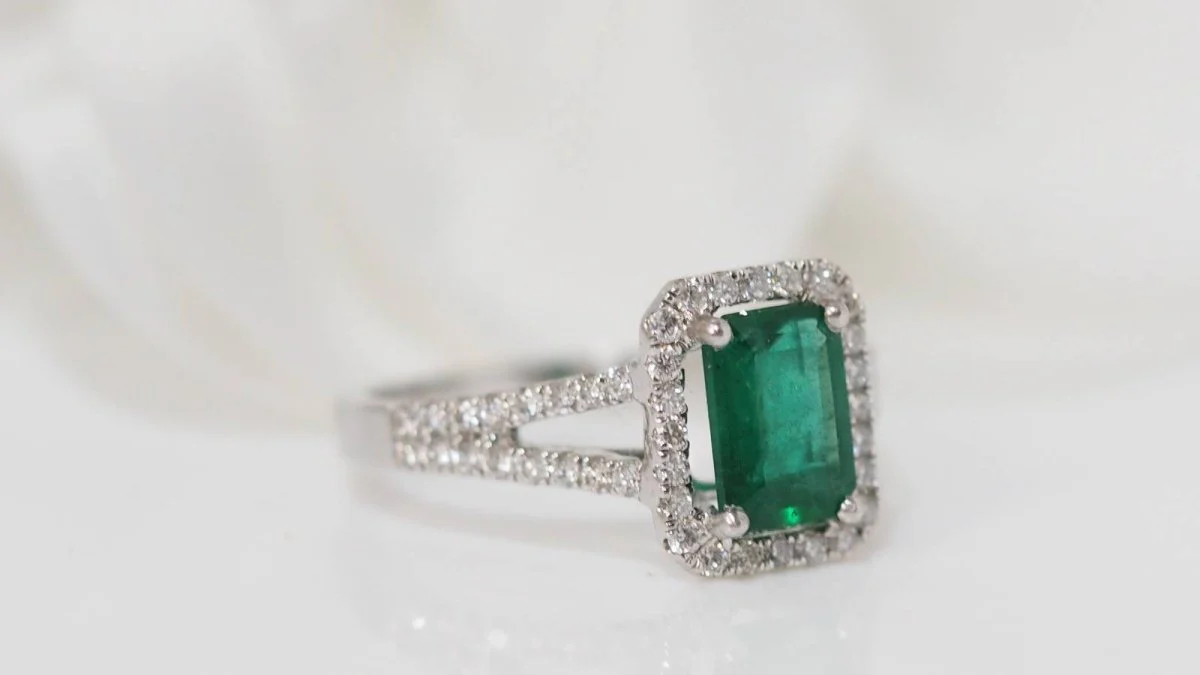 Bague en or blanc émeraude et diamants - Image 4