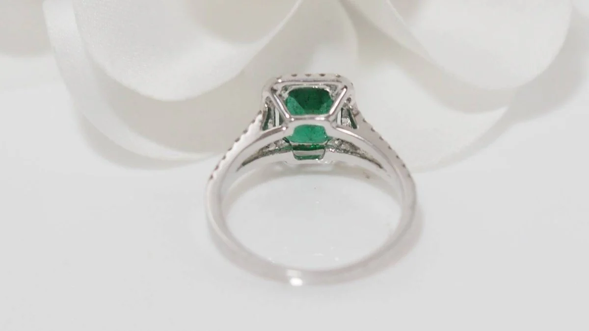 Bague en or blanc émeraude et diamants - Image 8