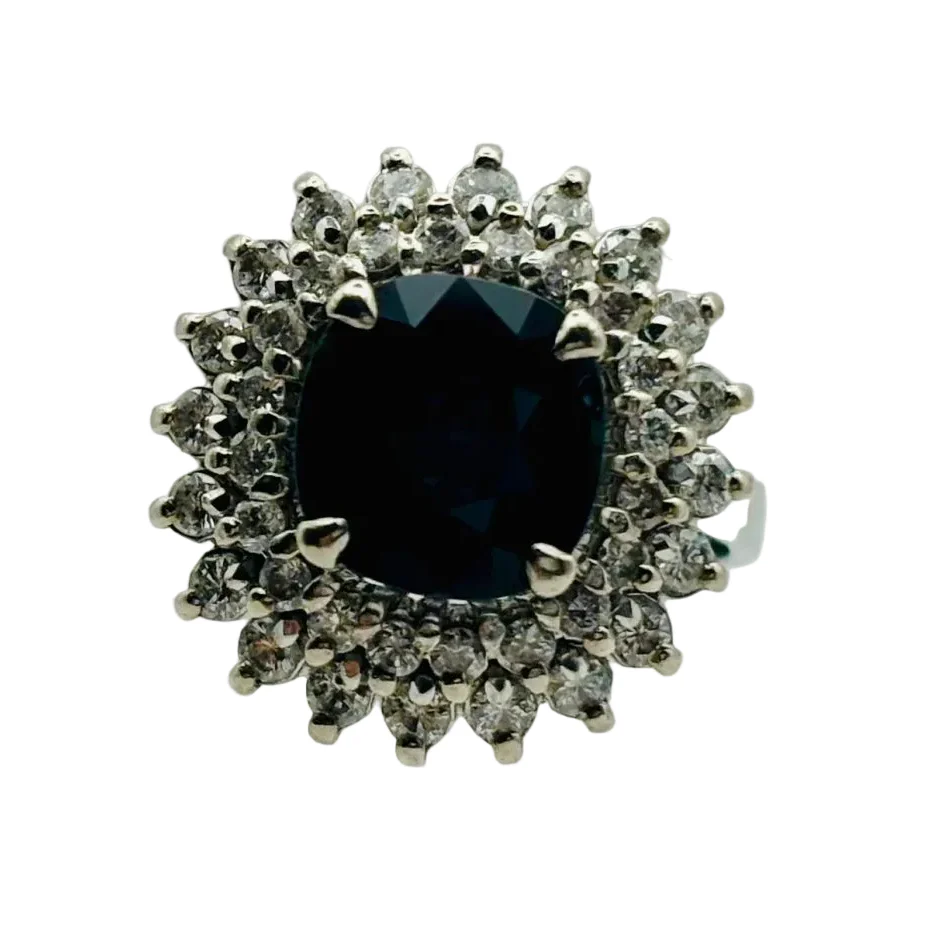 Bague Entourage en or blanc, saphir et diamants