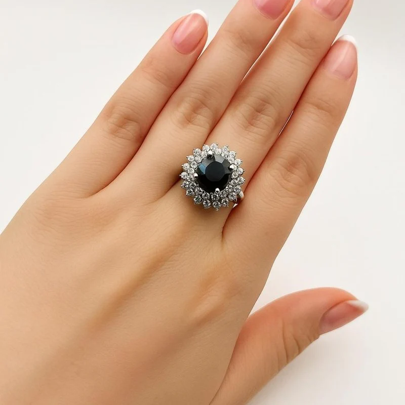 Bague Entourage en or blanc, saphir et diamants - Image 2