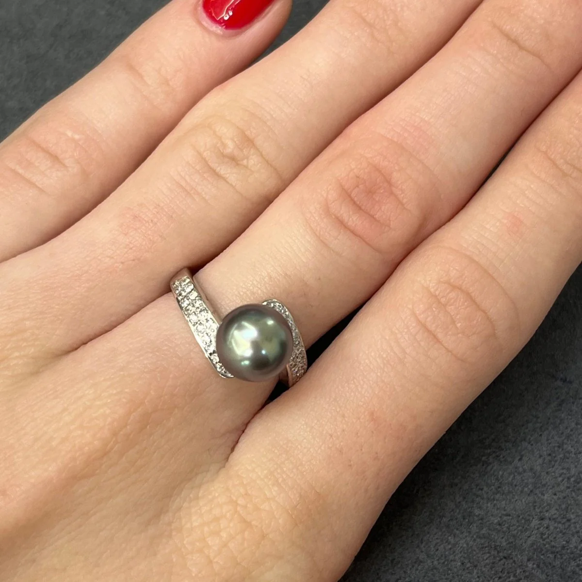 Bague Solitaire en or blanc, perle et diamants - Image 2