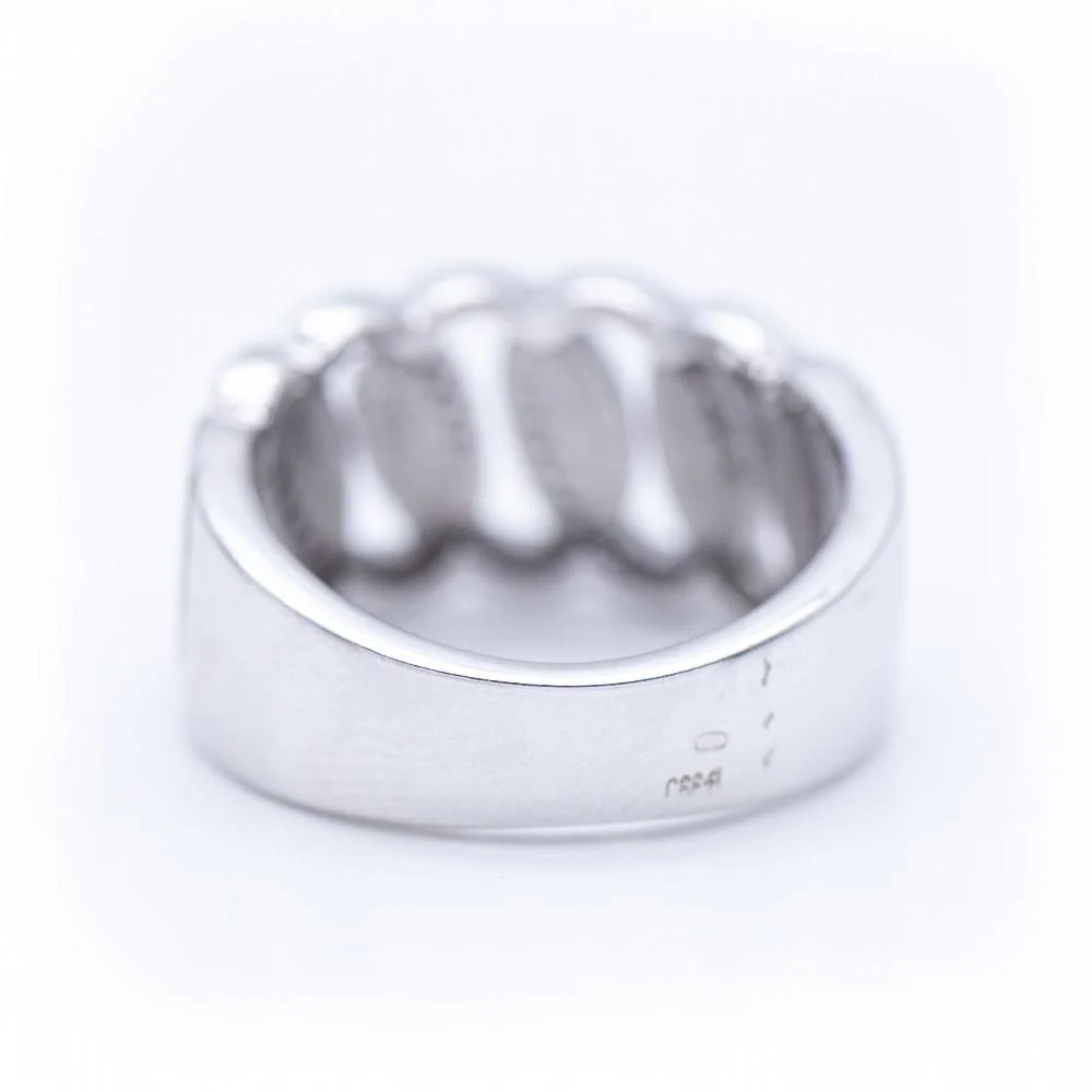 Bague large en or blanc avec diamants. - Image 2