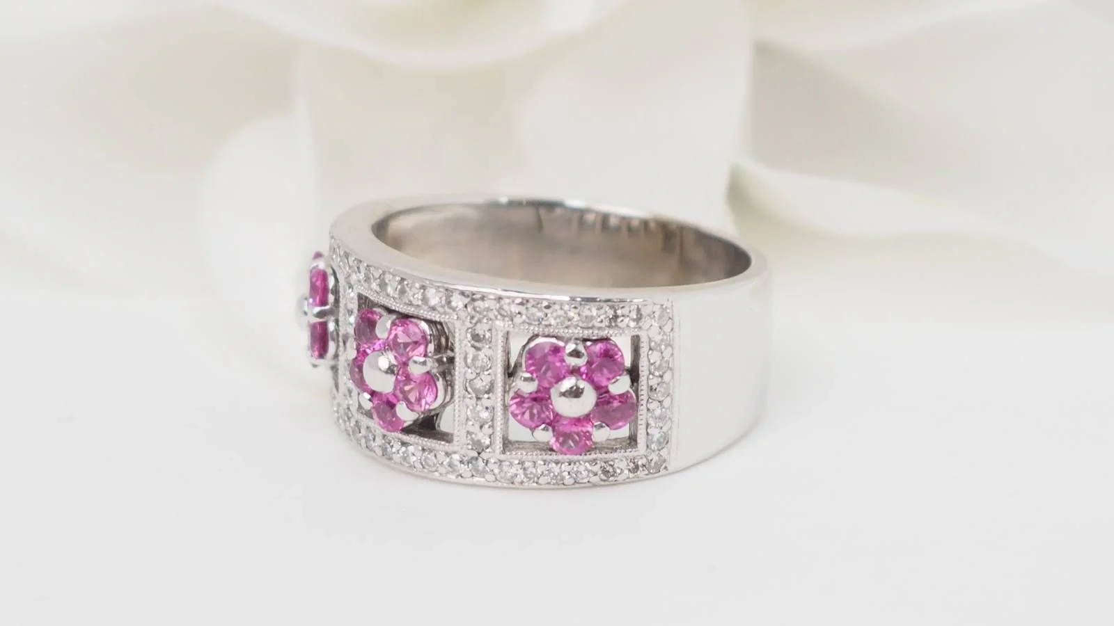 Bague bandeau en or blanc, topazes roses et diamants - Image 3