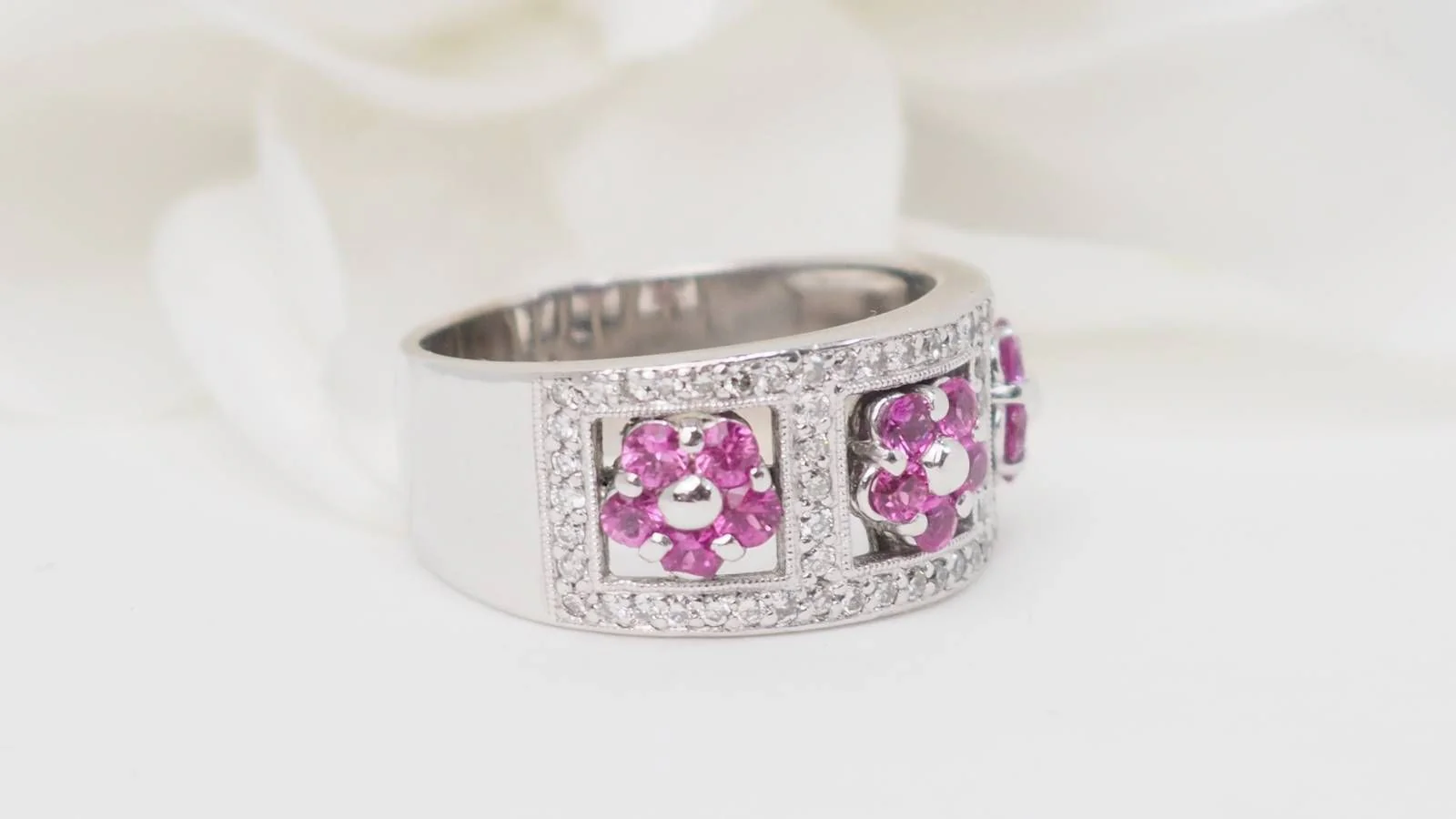 Bague bandeau en or blanc, topazes roses et diamants - Image 4