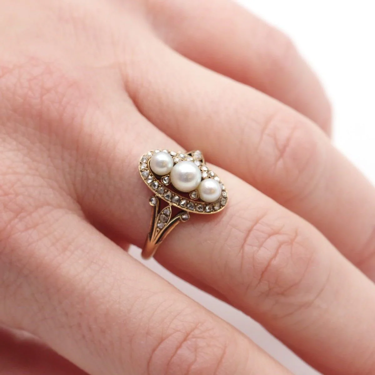 Bague Trilogie en or jaune, perles et diamants - Image 2