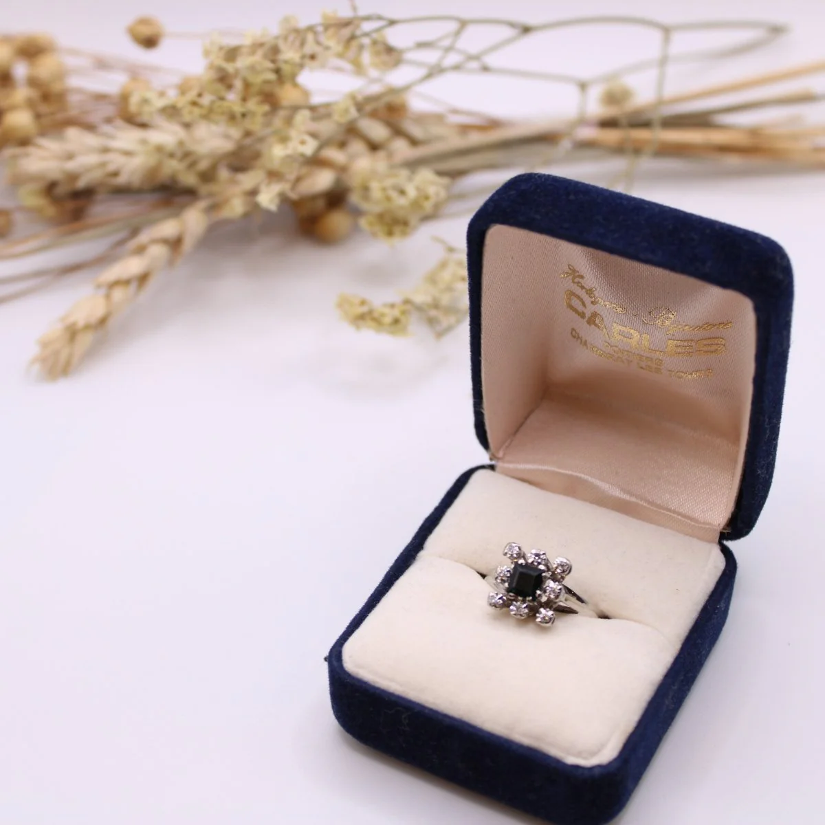 Bague Marguerite or blanc saphir et diamants - Image 10