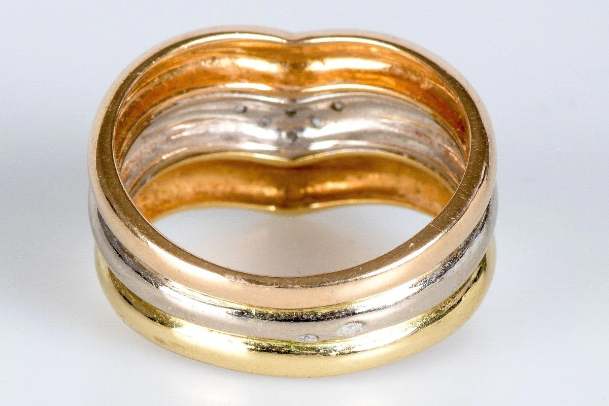 Bague Tricolore 18 carats ornés de diamants - Image 9